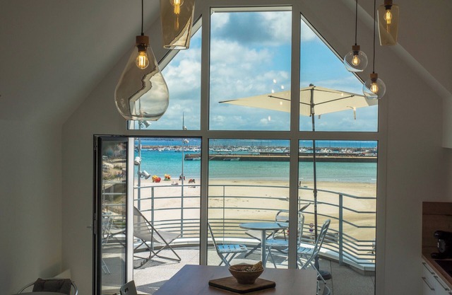 Vista única de la playa de Morgat, aparcamiento privado