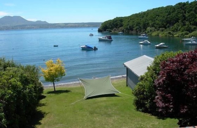 Unique Waterfront Bach. 913 Acacia Camino Bay. Taupo