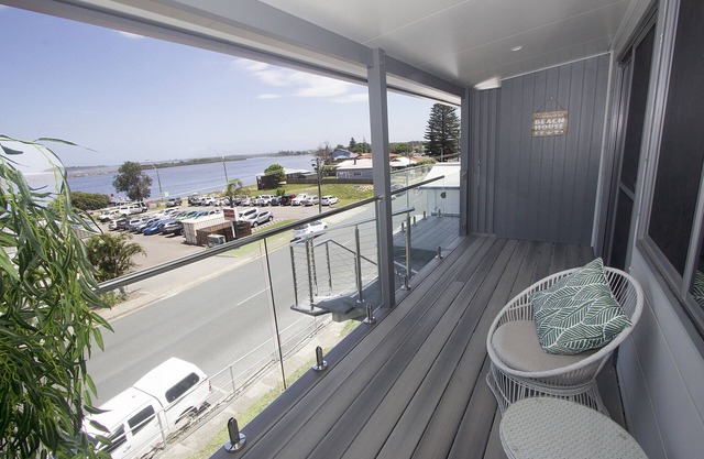 UNIT 1.. OPPOSITE THE OCEAN.. BEACH ..RIVER..PET FRIENDLY. 1 FREE PARKING