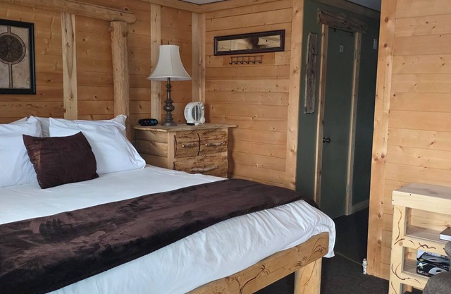 Unit 2: King Bed Suite with Full Kitchen at the Cedaredge Lodge