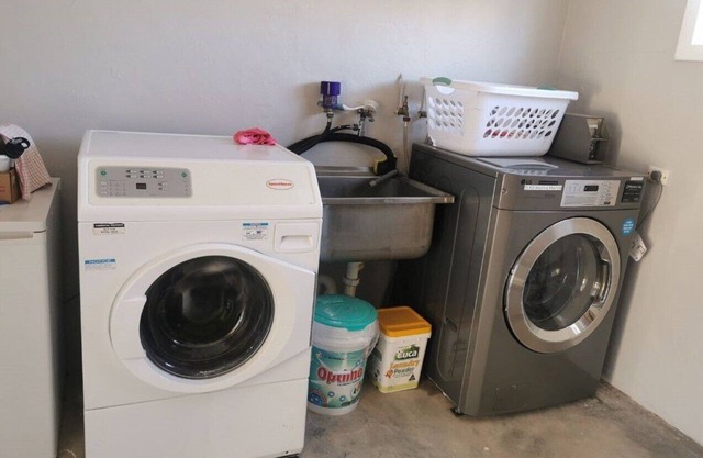 Unit 3 - pet friendly Fully facilitated apartment.