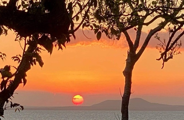 UNIT 4. SUNSET BEACH BUNGALOWS, CAPE GLOUCESTER. ABSOLUTE BEACHFRONT