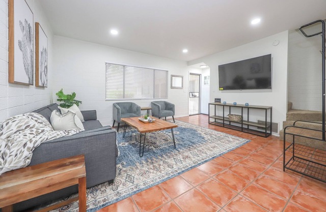 University 2bdrm Condo in Prime Location, walk to shops, food and the UofA!