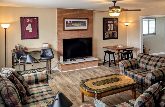 University Family & Friends House, 4 bedrooms,2 baths, sleeps 12,near FSU & FAMU