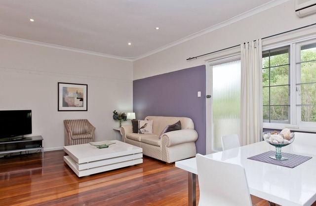 UNIVERSITY OF WA..2 brm Apartment 3