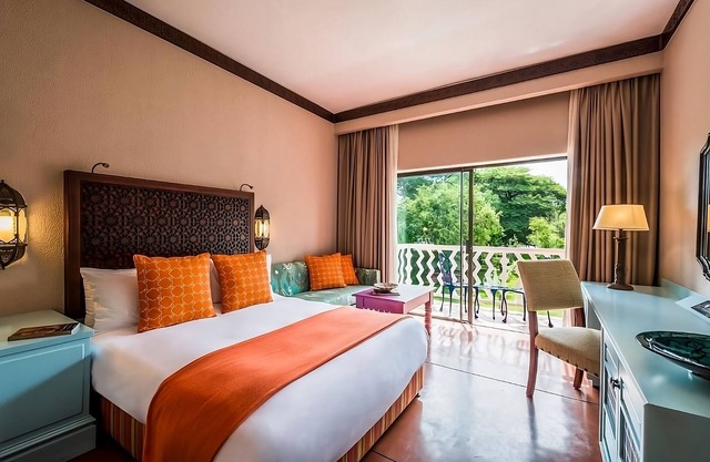 Unlimited Access to the Victoria Falls! Free Parking, Spa Center & Onsite Pool!