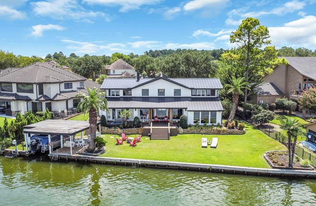 La casa perfecta para familia y diversion con vistas bellas del lago y atardecer