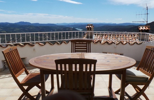 Vista despejada de la bahía de Cannes y las montañas de Esterel.