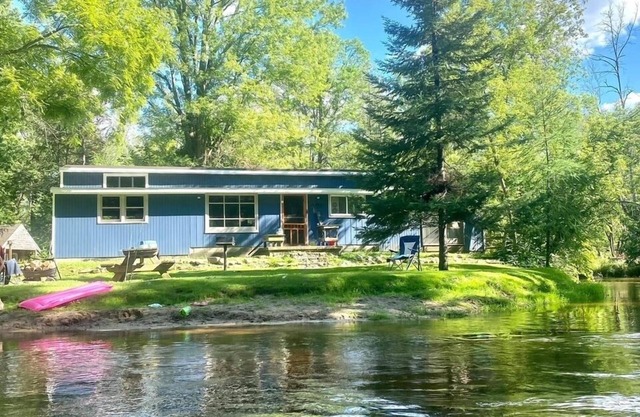 Unplug and kick back! Simple, relaxing cabin on the Clam River.