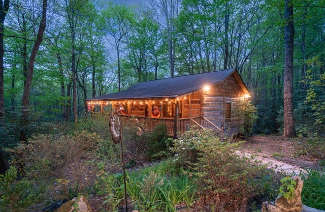 Unplug and Unwind-Grandfather Mountain Rustic Cabin