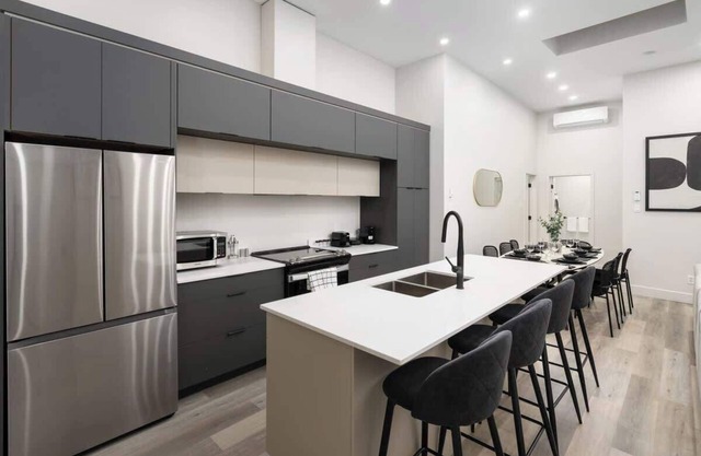 Unreal 2 BDR in Heart of MTL With Shared Patio