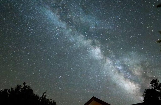 Cielos nocturnos inigualables y aire fresco de montaña en un pueblo tradicional
