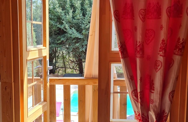 Unusual fully air-conditioned accommodation in the Verdon with free parking and swimming pool