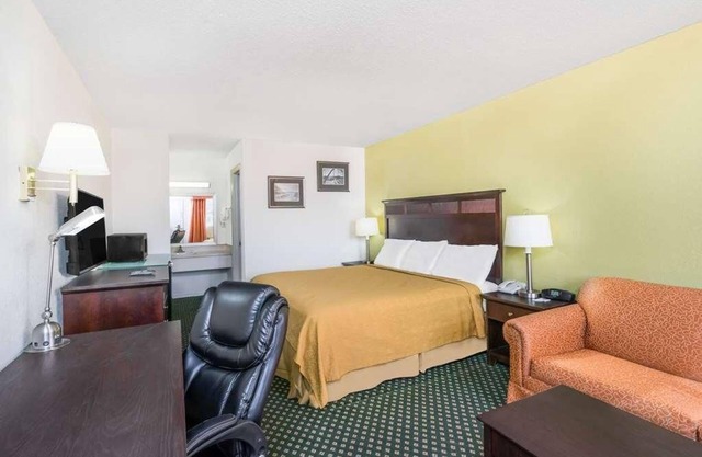 Unwind and Relax! Free Parking, Pool, Pets Allowed, Close to Ruby Falls!