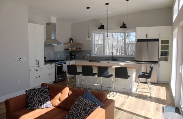 Waterfront retreat on Annapolis Basin - private; hot tub; fully equipped kitchen