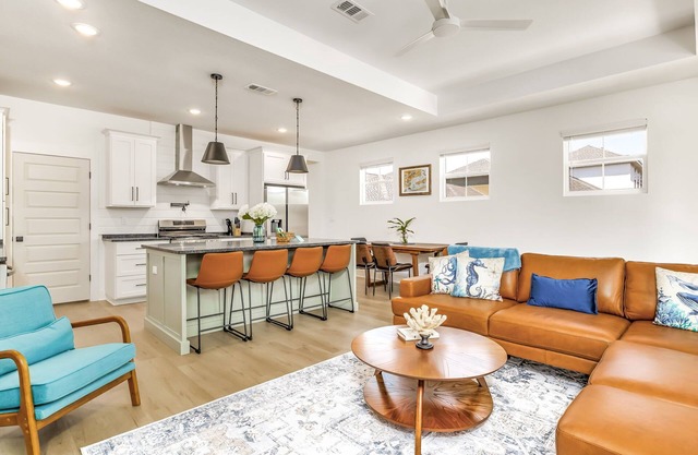 Decompression Zone - Modern Downtown Retreat