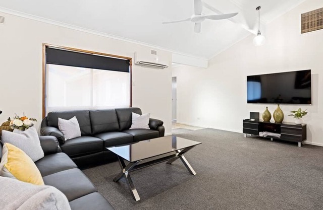 Unwind in Mildura's 3BR Hidden Gem