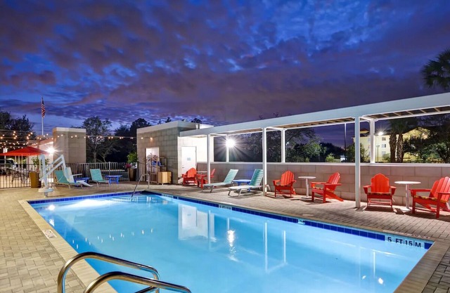 Unwind in Style: 3 Units w/ FREE Breakfast! Close to Florida Museum!