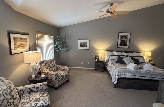 Charming 2-bedroom townhome with all ammenities plus pool, hot tub, fitness room