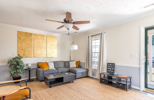 Unwind in Style: Pet-Friendly - Hot Tub - Washer