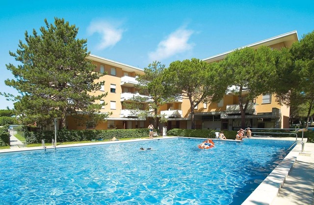 Relájese con estilo: amplio apartamento con acceso a la piscina