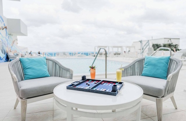 Unwind in Style: Ocean View Balcony, Pool, Close to Beach & Las Olas Boulevard