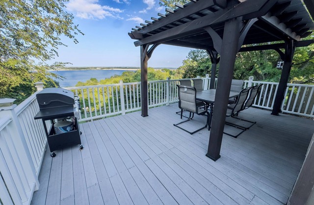 Unwind in Tranquility: Stunning Lake Views on Tuttle Creek Lake, Manhattan