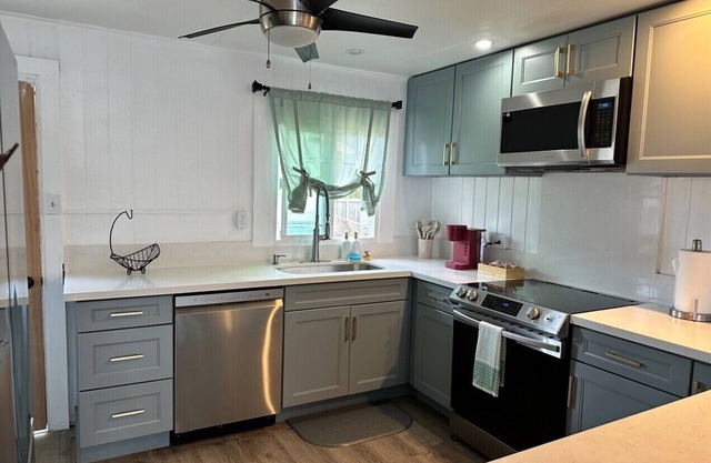 Unwind on Oahu's famous north shore! Country living, country views! AC and WiFi!