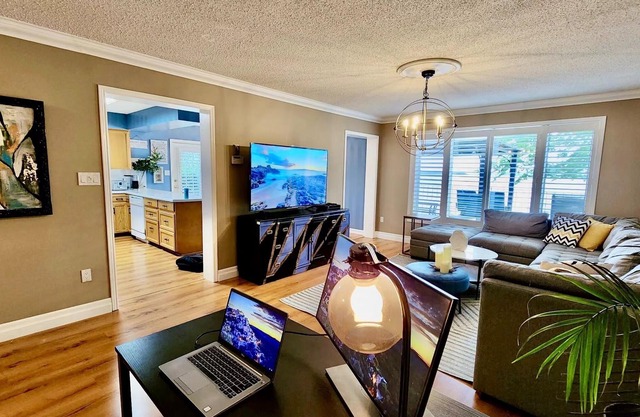 Unwind Recharge Repeat│family-friendly lakefront cottage sleeps 8 adult and plus