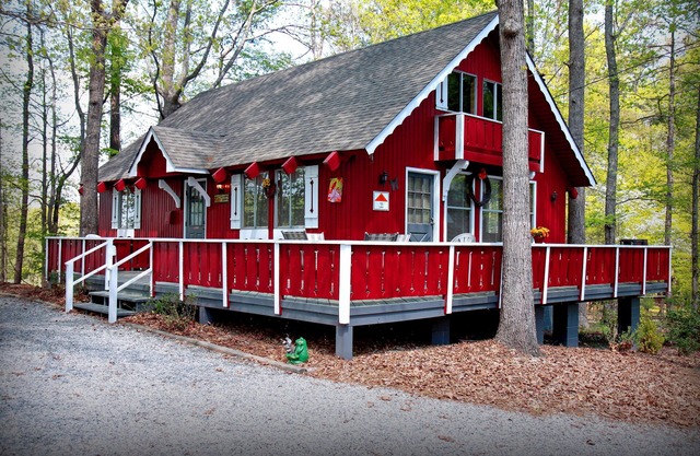 Unwind to the sounds of nature in this wooded view chalet