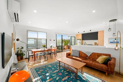 Up and Down Simple Comfort at Thornbury Townhouse