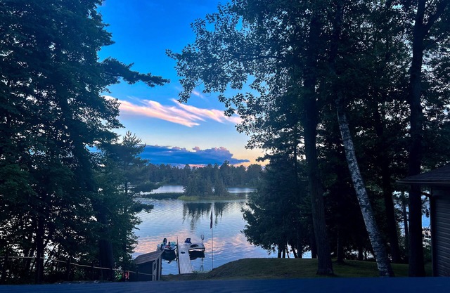 Vista de la isla en Birch Lake Dos casas