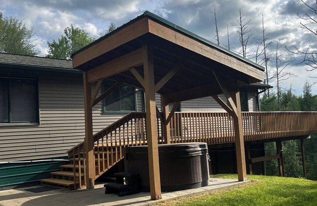Up North getaway with Hot tub!
