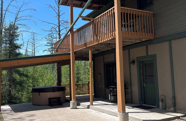 UP north getaway with Hottub!