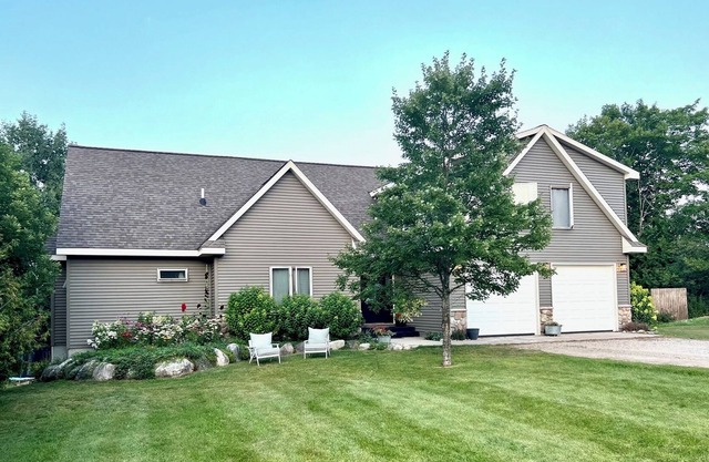 Up north home 10 minutes from Petoskey, Charlevoix, and Boyne City!