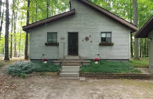 Up-north wood cabin, steps from river, 1 mile to Crystal Mtn Resort, free wifi.