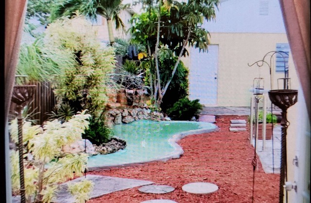 1931 single studio within walking distance to the beach, with pool
