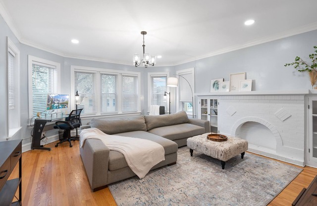 For up to 12 Spacious lovely Chicago-style 3BDR condo. Safe & quiet neighborhood