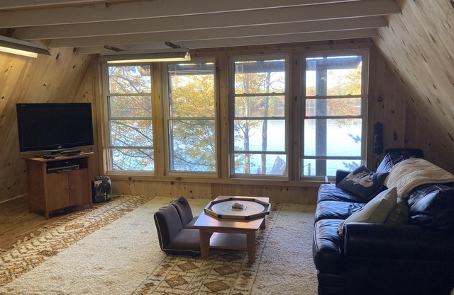 Updated family cottage, quiet lake - 2hrs from GTA