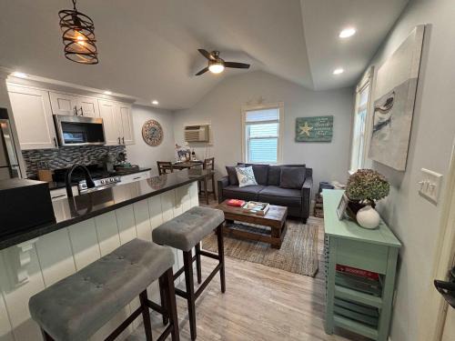 Updated 1bd Cottage - Pool Jacuzzi and More
