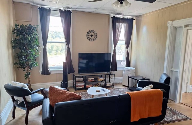Modern 2-bedroom apartment with outdoor balcony, WiFi, AC, Walkable