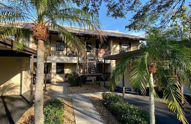 Updated 2bed/2 full bath condo w/pool & pond view. Minutes to beach & downtown..