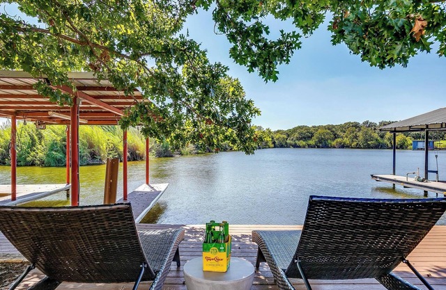 Updated 4BR Lakefront w/ Hot Tub, Dock & Fire Pit