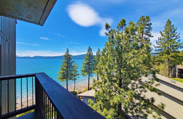 BROCKWAY SPRINGS ACTUALIZADO 3 DORMITORIOS, 2 CONDOMINIOS DE BAÑO EN EL LAGO CON VISTAS