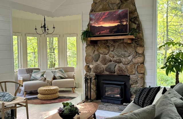 Updated Cabin in woods. Fireplace. Walk to beach. Wineries & 45 mins Notre Dame!