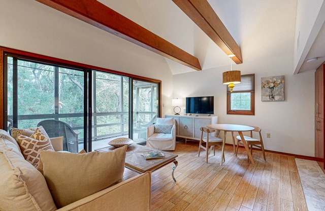 Updated Condo with shared tennis, close to Freshfields Village and beach