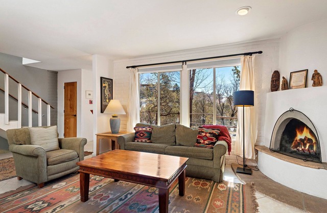 Updated, Contemporary, Chic Condo With Walk To Plaza