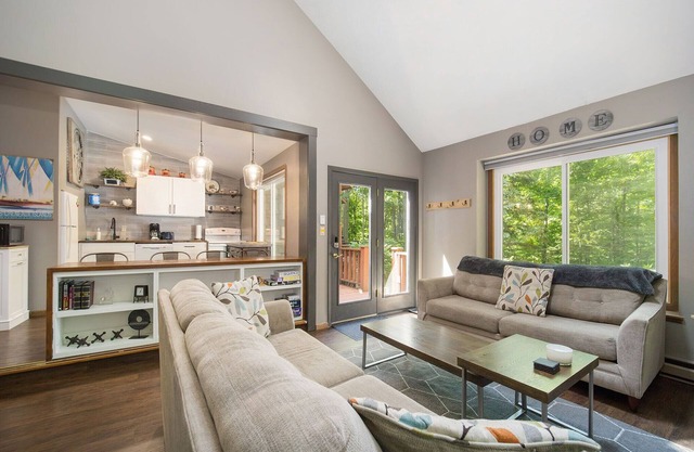 Updated Cozy Cabin w/ Loft at Schuss Mountain w/Resort Privileges