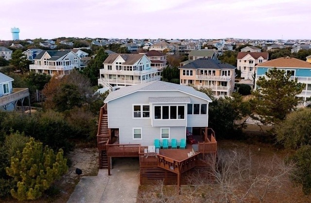 Updated, cozy cottage in Duck – 4 bedrooms, in town & oceanside w/ views!