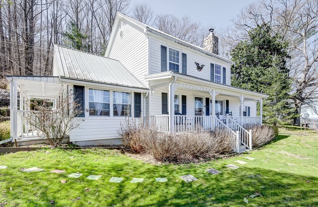 Updated dog-friendly house & studio with firepit - walk to town